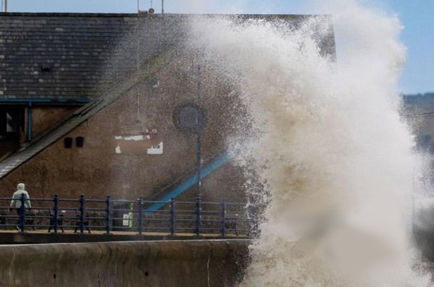 Storm Ashley Hits the UK With Warnings Issued as Severe Weather Unfolds