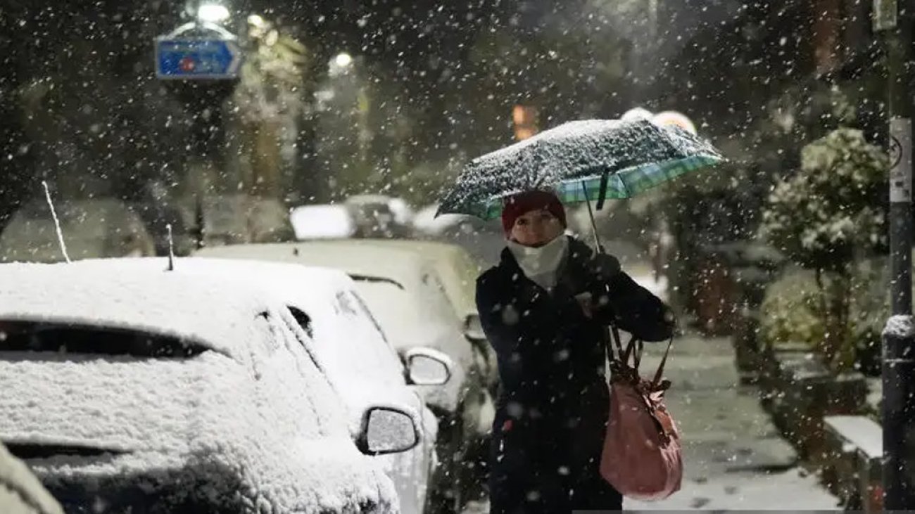 UK Blanketed in Snow as First Taste of Winter Brings Disruption and Health Warnings