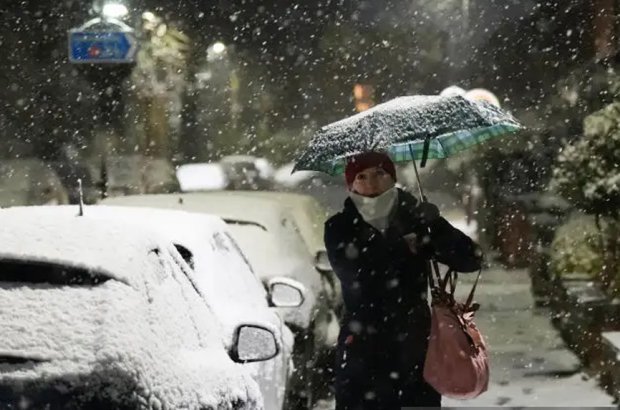 UK Blanketed in Snow as First Taste of Winter Brings Disruption and Health Warnings