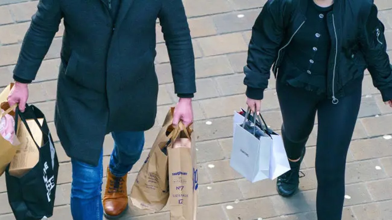 Boxing Day Spending Set to Rise Modestly, Online Shopping Continues to Dominate