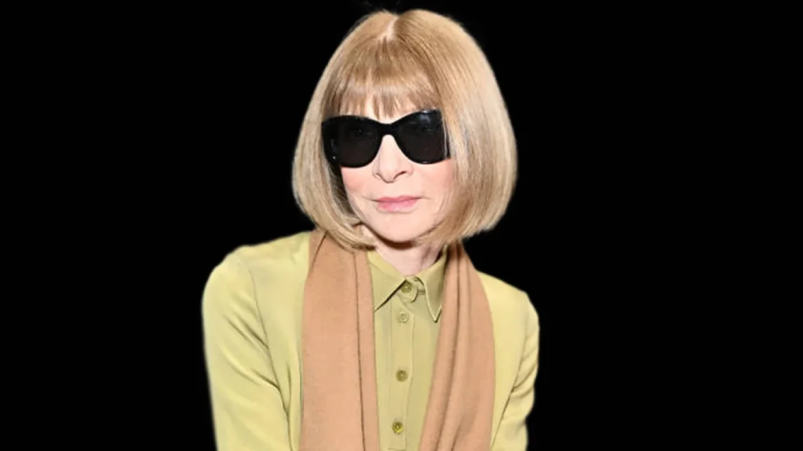 Anna Wintour receiving Companion of Honour award