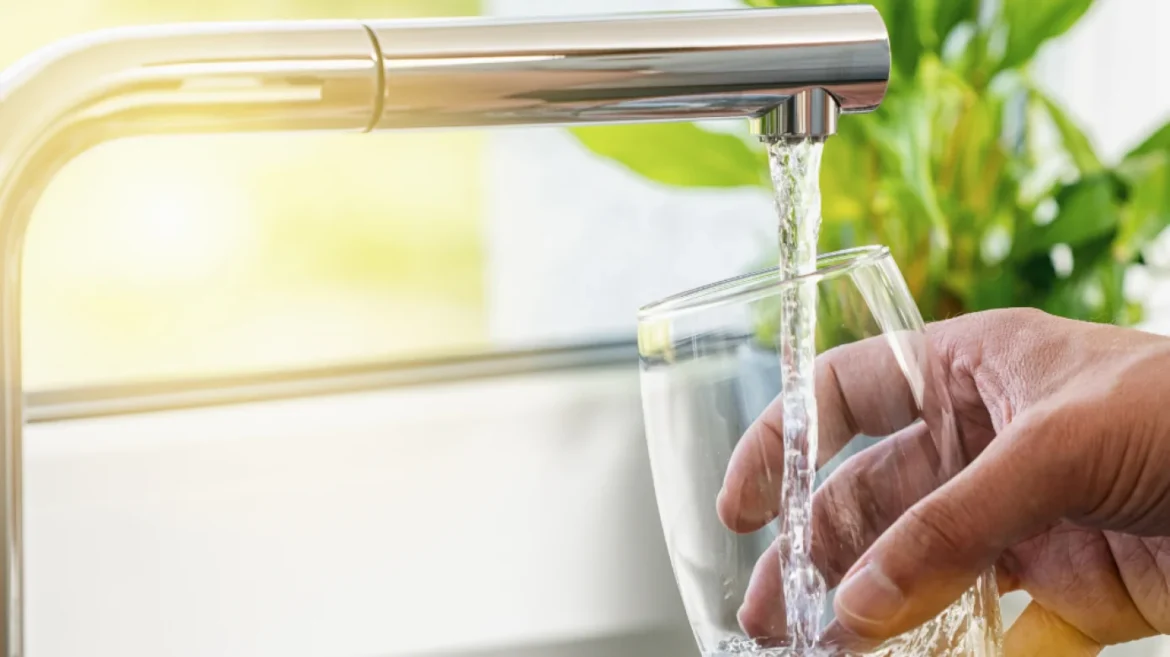 Filling glass with water