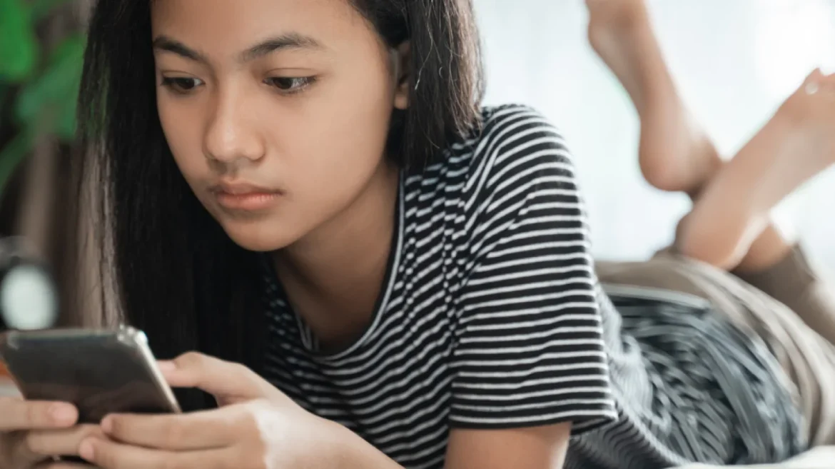 The-Effects-of-Smartphone-Use-on-Teenagers-Bans-or-Balance Teen using phone